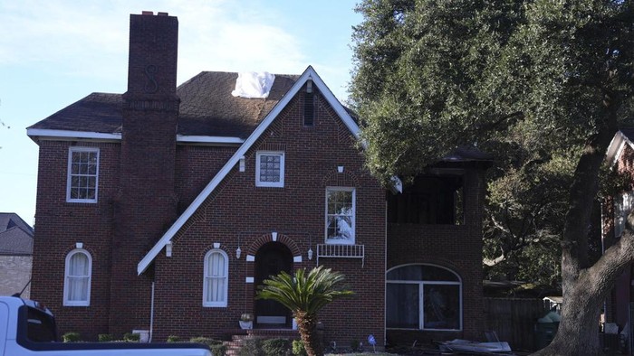 Duh, Rumah Masa Kecil Beyonce Kebakaran di Hari Natal Damage resulting from an overnight fire at a home Beyonce used to live in as a child is shown on Monday, Dec. 25, 2023 in Houston. BeyoncΓ©'s childhood home in Houston's Riverside Terrace neighborhood caught fire early Christmas morning shortly after 2 a.m. The star's family bought the house in 1982 and lived there until BeyoncΓ© was around 5 years old.