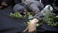 Seorang warga tak kuasa menahan kesedihan karena kerabatnya menjadi korban tewas serangan Israel. AP Photo/Mohammed Dahman.  