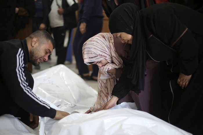 Militer Israel terus melancarkan serangan ke Gaza. Tangisan keluarga korban di Gaza pun tak kunjung mereda hingga saat ini.