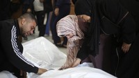 Warga Palestina berduka karena kerabatnya menjadi korban tewas dalam pemboman Israel di Jalur Gaza, Selasa (26/12/2023). AP Photo/Hatem Ali.