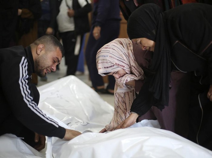 Militer Israel terus melancarkan serangan ke Gaza. Tangisan keluarga korban di Gaza pun tak kunjung mereda hingga saat ini.