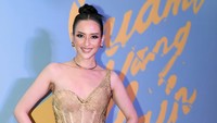 Elvira Devinamira hadir dalam gala premiere film ‘Suami yang Lain’ di Jakarta, Rabu (27/12/2023).