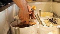 Nugget yang renyah paling enak disantap selagi panas. Uniknya toko es krim ini malah menyulap nugget menjadi es krim yang dingin dan lembut. Foto: Taste of Home