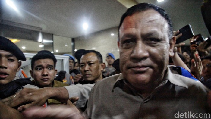 Ketua nonaktif KPK Firli Bahuri telah selesai diperiksa terkait kasus dugaan pemerasan eks Mentan Syahrul Yasin Limpo (SYL) di Bareskrim Polri, Rabu (27/12/2023). Dia tak mengeluarkan sepatah kata pun setelah menjalani pemeriksaan 11 jam.