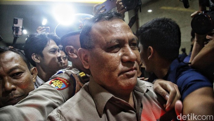 Firli Bungkam Usai Diperiksa 11 Jam di Bareskrim Ketua nonaktif KPK Firli Bahuri telah selesai diperiksa terkait kasus dugaan pemerasan eks Mentan Syahrul Yasin Limpo (SYL) di Bareskrim Polri, Rabu (27/12/2023). Dia tak mengeluarkan sepatah kata pun setelah menjalani pemeriksaan 11 jam.