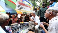 Ganjar makan jasuke bareng sejumlah warga.