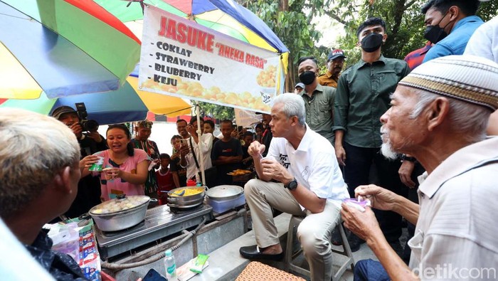 Capres nomor urut 3 Ganjar Pranowo mengunjungi Umbul Cokro atau Obyek Mata Air Cokro, Tulung, Klaten, Jateng, Rabu (27/12/2023). Ganjar sempat jajan Jasuke di tempat wisata tersebut.