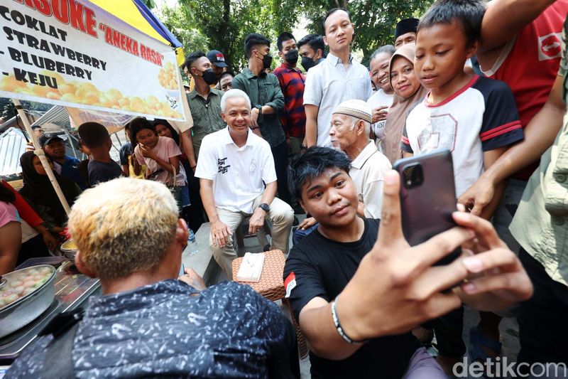 Capres nomor urut 3 Ganjar Pranowo mengunjungi Umbul Cokro atau Obyek Mata Air Cokro, Tulung, Klaten, Jateng, Rabu (27/12/2023). Ganjar sempat jajan Jasuke di tempat wisata tersebut.
