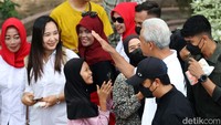 Ganjar juga berbincang-bincang dengan warga yang ditemuinya di Umbul Cokro.