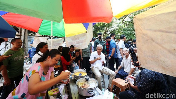 Ganjar Jajan Jasuke di Umbul Cokro Klaten Capres nomor urut 3 Ganjar Pranowo mengunjungi Umbul Cokro atau Obyek Mata Air Cokro, Tulung, Klaten, Jateng, Rabu (27/12/2023). Ganjar sempat jajan Jasuke di tempat wisata tersebut.