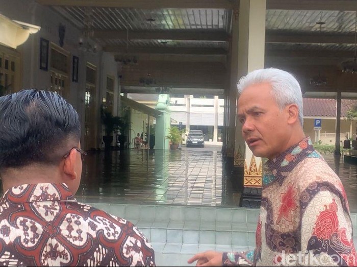 Ganjar Pranowo tiba di kantor Gubernur DIY, Kompleks Kepatihan, Kota Jogja, Rabu (27/12/2023) sore.