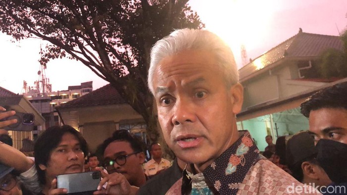 Ganjar Pranowo usai pertemuan dengan Gubernur DIY Sri Sultan Hamengku Buwono X di Kompleks Kepatihan, Jogja, Rabu (27/12/2023).