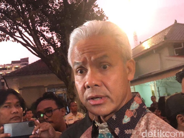 Ganjar Pranowo usai pertemuan dengan Gubernur DIY Sri Sultan Hamengku Buwono X di Kompleks Kepatihan, Jogja, Rabu (27/12/2023).