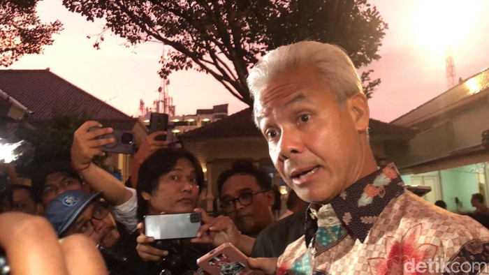 Ganjar Pranowo usai pertemuan dengan Gubernur DIY Sri Sultan Hamengku Buwono X di Kompleks Kepatihan, Jogja, Rabu (27/12/2023).