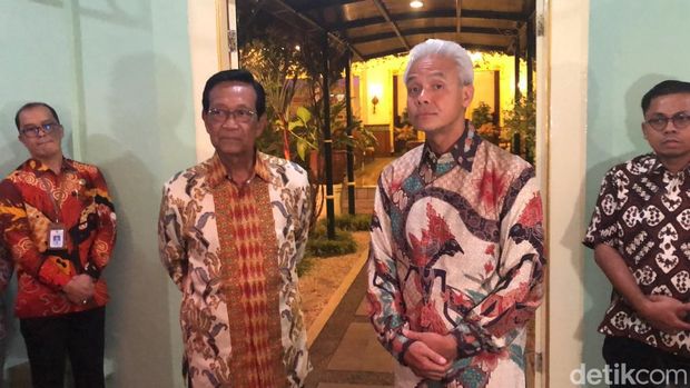 Capres nomor urut tiga Ganjar Pranowo usai pertemuan dengan Gubernur DIY Sri Sultan Hamengku Buwono X di Kompleks Kepatihan, Rabu (27/12) petang.