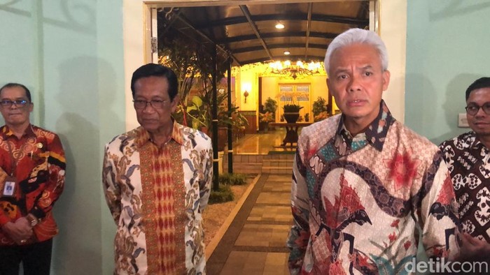 Capres nomor urut tiga Ganjar Pranowo usai pertemuan dengan Gubernur DIY Sri Sultan Hamengku Buwono X di Kompleks Kepatihan, Rabu (27/12) petang.