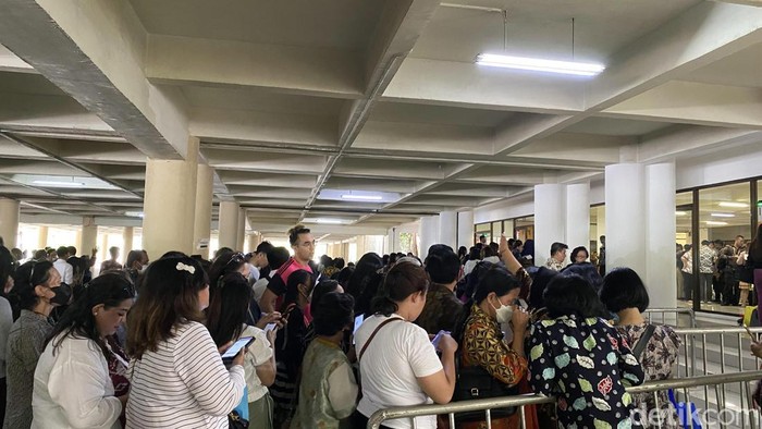 Jemaat nasional mulai memadati Gereja Bethany jelang Natal Nasional 2023 yang akan dikunjungi Presiden Joko Widodo, Rabu (27/12/2023).