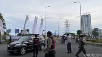 Sejumlah petugas kepolisian, Dishub Kota Surabaya juga terlihat melakukan pengaturan lalu lintas di jalur menuju lokasi Gereja Bethany.