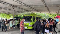 Dari pantauan detikJatim di lokasi, para jemaat datang dengan menggunakan shuttle yang telah disediakan.