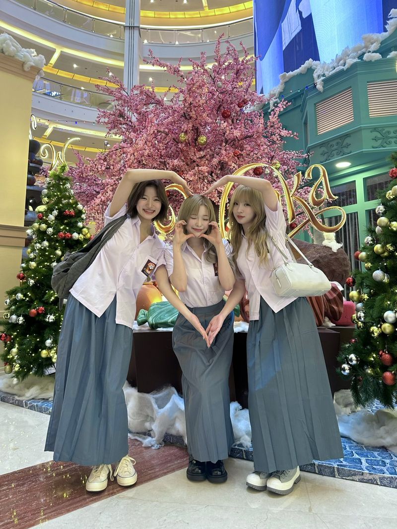 Heboh Grup KPop Billlie Pakai Seragam SMA, Jalan-jalan di Jakarta