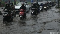 Pantauan detikcom pukul 14.30 WIB jalan yang dilintasi kendaraan ini nampak tergenang.