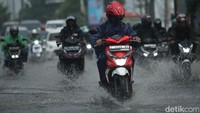 Tak hanya itu, trotoar di kawasan ini juga tertutup air.