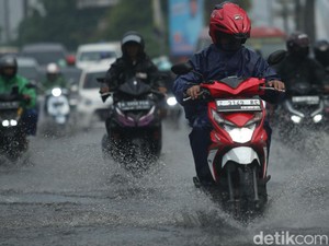 Hujan Lebat sampai Januari 2024 di Jabar, BMKG: Waspada Longsor & Banjir