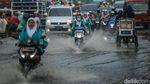 Hujan Deras Bikin Jalanan di Bekasi Tergenang