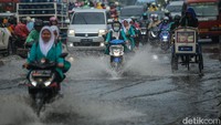 Hujan deras yang mengguyur Kota Bekasi pada siang hari membuat ruas jalan tertutup air.