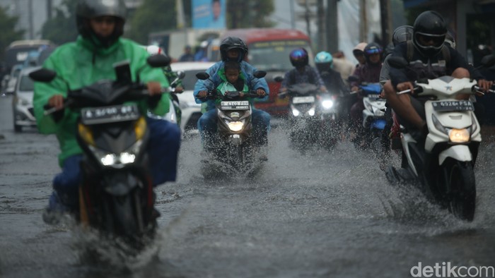 Hujan Deras Bikin Jalanan di Bekasi Tergenang