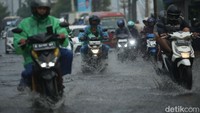 Ketinggian air yang mencapai 20 cm membuat kendaraan memperlambat kecepatannya.
