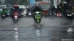 Hujan Deras Bikin Jalanan di Bekasi Tergenang
