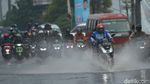 Hujan Deras Bikin Jalanan di Bekasi Tergenang