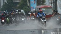 Sejumlah kendaraan melintas di Jalan Chairil Anwar, Kota Bekasi, Rabu (27/12/2023).
