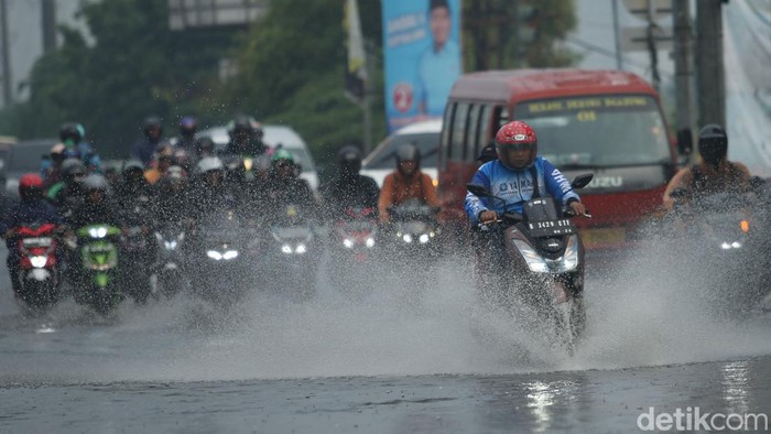 Hujan Deras Bikin Jalanan di Bekasi Tergenang Hujan Deras Bikin Jalanan di Bekasi Tergenang