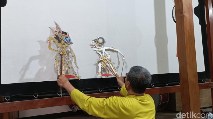 Aksi pertunjukan wayang kulit.
