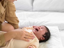Apakah Membiarkan Bayi Menangis Melatih Pengendalian Diri?