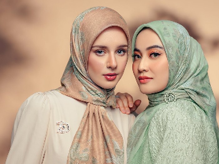 Inspirasi gaya hijab yang paling hits sepanjang tahun 2023.