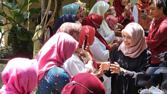 Istri calon presiden Ganjar Pranowo, Siti Atikoh Supriyanti melanjutkan safari politik ke Daerah Istimewa Yogyakarta (DIY). (Tina/detikcom)