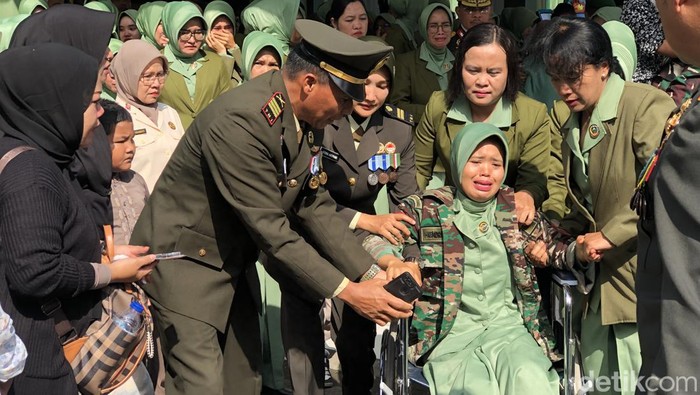 Istri Kopda Hendrianto menangis saat melihat jenazah suaminya tiba di Korem 032/Wirabraja. (M Afdal/detikSumut)