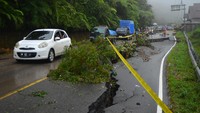 Hal itu membuat arus lalu lintas tersendat karena diberlakukan sistem buka-tutup.