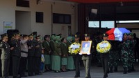 Saat ini jenazahnya disemayamkan dalam upacara militer di Makorem 032/Wirabraja Padang sebelum diantar ke kampung halamannya di Jambi.  