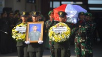 Prajurit TNI memanggul peti jenazah Kopda Hendrianto usai serah terima di Bandara Internasional Minangkabau (BIM), Padang Pariaman, Sumatera Barat, Rabu (27/12/2023).