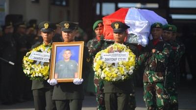 Jenazah Kopda Hendrianto Korban KKB Tiba di Padang