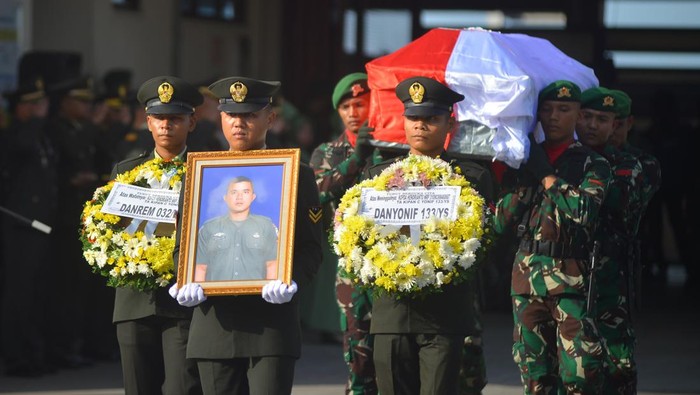Jenazah Kopda Hendrianto Korban KKB Tiba di Padang Prajurit TNI memanggul peti jenazah Kopda Hendrianto usai serah terima di Bandara Internasional Minangkabau (BIM), Padang Pariaman, Sumatera Barat, Rabu (27/12/2023). Anggota Satgas Yonif 133/ Yudha Sakti (YS) Padang itu gugur karena diserang Kelompok Kriminal Bersenjata (KKB) usai mengamankan ibadah Natal di Kabupaten Maybrat, Papua Barat Daya dan saat ini jenazahnya disemayamkan dalam upacara militer di Makorem 032/Wirabraja Padang sebelum diantar ke kampung halamannya di Jambi. ANTARA FOTO/Iggoy el Fitra/tom.