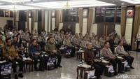 Turut hadir Ketua KPU Hasyim Asyari, Komisioner Kompolnas dan pimpinan media massa.  