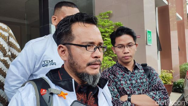 Pengacara Kades Manjung Wonogiri Hartono, Jimmy S Mboe membeirkan keterangan ke awak media usai persidangan di PN Semarang Rabu (27/12/2023).