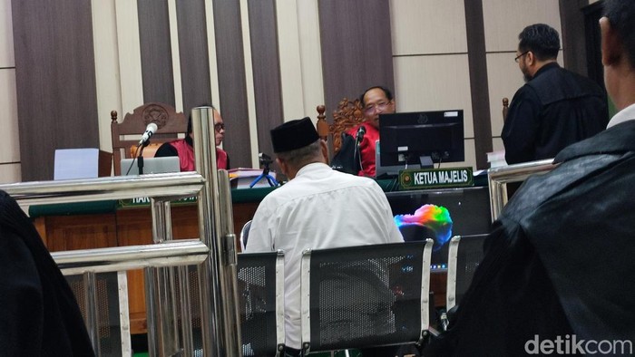 Kepala Desa Manjung Wonogiri, Hartono menjalani sidang perdana terkait kasus korupsi di PN Semarang, Rabu (27/12/2023).