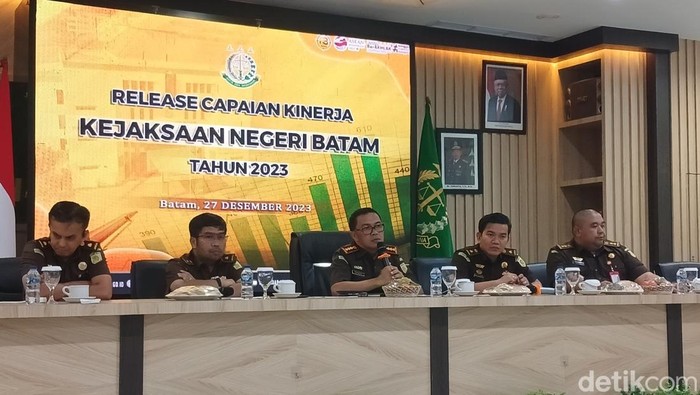 Kajari Batam, I Ketut Kasna Dedi menyampaikan penanganan kasus korupsi selama 2023. (Alamudin Hamapu/detikSumut)