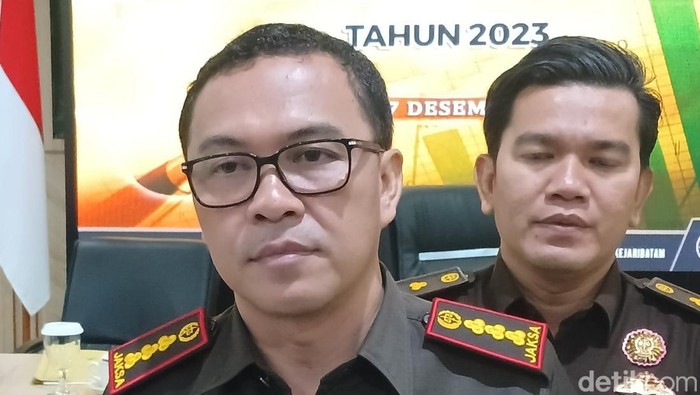 Kajari Batam I Ketut Kasna Dedi saat menyampaikan keterangan penanganan kasus pidana umum selama 2023.(Alamudin Hamapu/detikSumut)